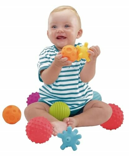 Baby speelt met kleurrijke ballen.