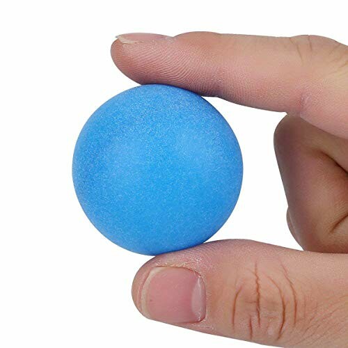 Blauwe stressbal tussen vingers