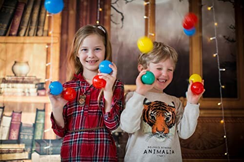 Twee kinderen spelen met kleurrijke ballen.