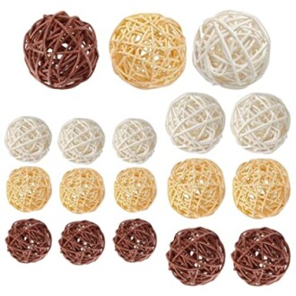 Set van decoratieve rotan ballen in verschillende kleuren.