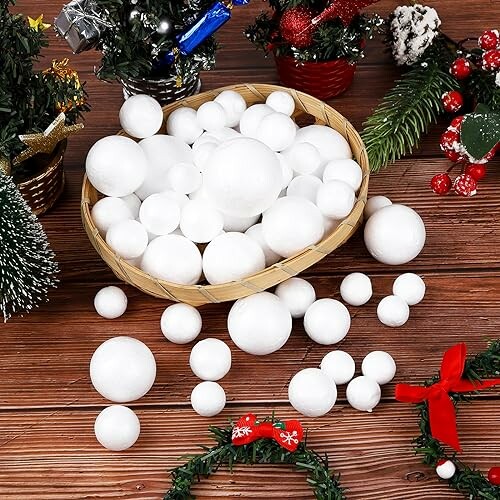 Witte decoratieve sneeuwballen in een mand met kerstversieringen