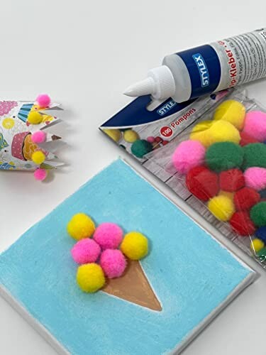 DIY knutselproject met ijsje, gekleurde pompons en lijm.