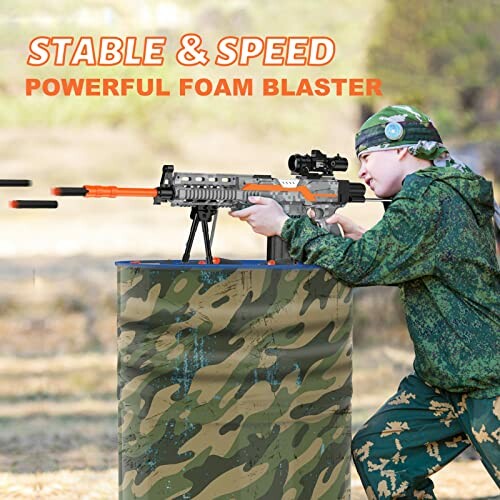 Kind richt foam blaster in camouflage kleding buiten.