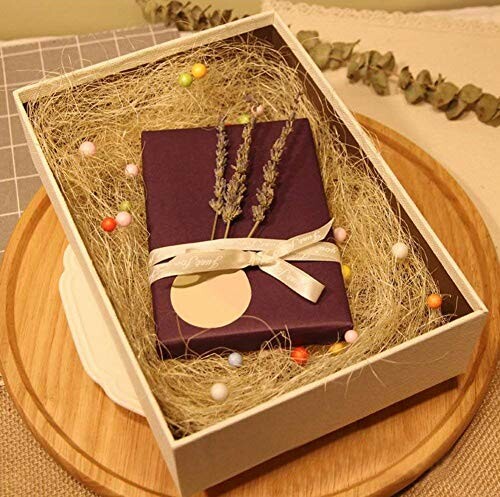 Cadeaubox met paarse verpakking en lavendel