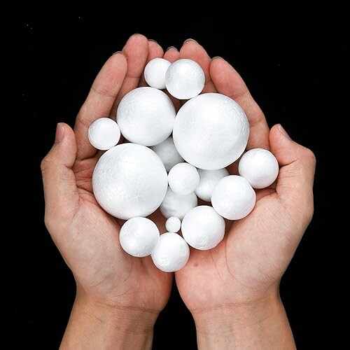 Handen houden witte bollen vast