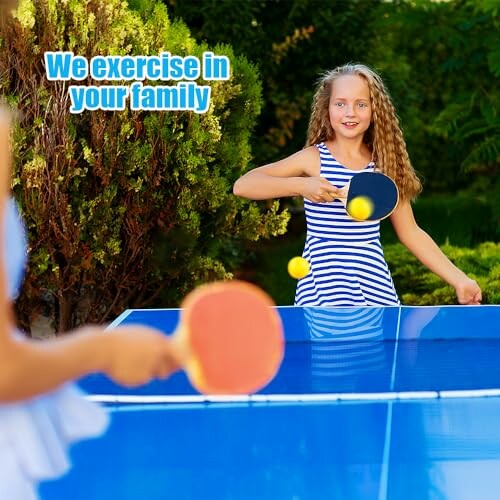 Kinderen spelen tafeltennis in de tuin.