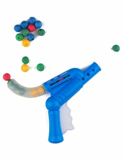 Blauw speelgoedpistool met gekleurde ballen