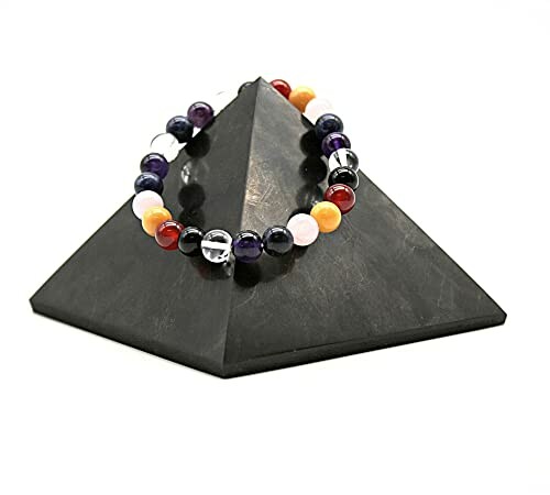 Piramide met kralenarmband