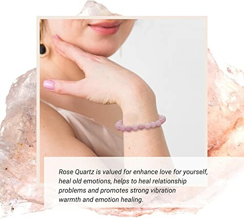 Vrouw draagt roze kwarts armband.