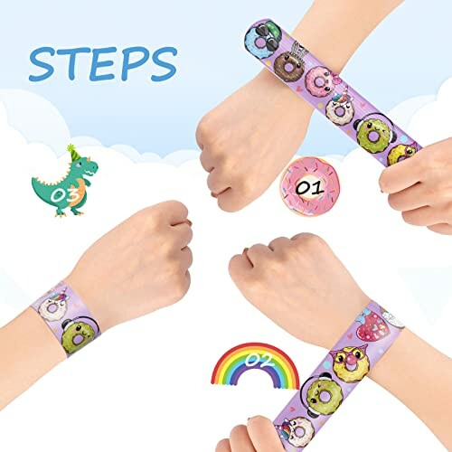 Drie polsen met slap-armbandjes met fruitontwerpen