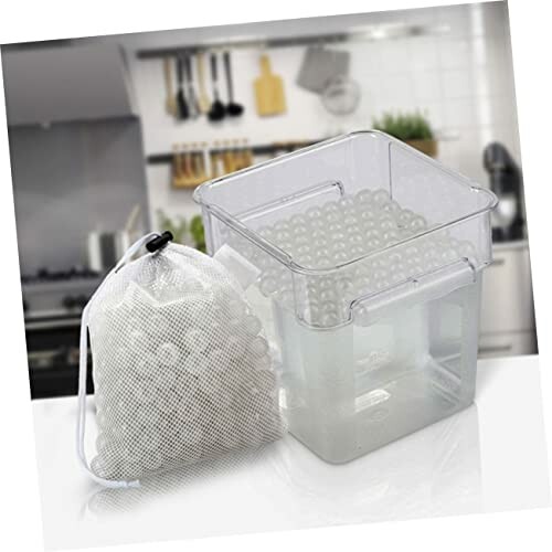 Transparante container met sous vide waterballen in keuken