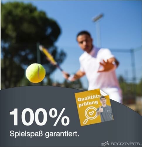 Tennisser slaat bal met racket op tennisbaan