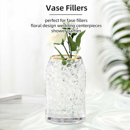 Vaas met witte bloemen en decoratieve vulstoffen