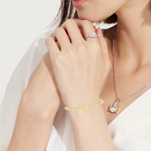 Vrouw met zilveren ketting, gouden armband en ring